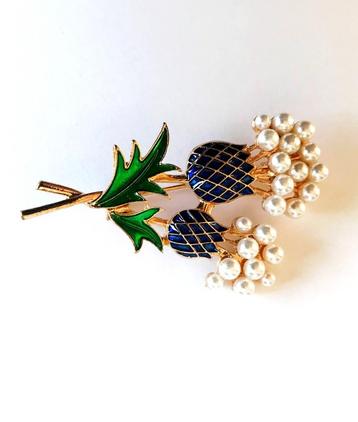 Mooie broche met witte f-pareltjes emaille deels verguld beschikbaar voor biedingen