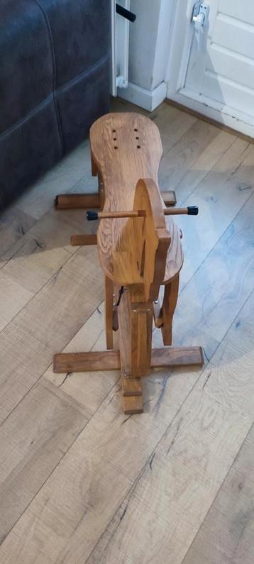 Houten hobbelpaard beschikbaar voor biedingen
