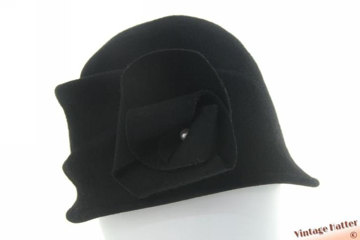 Vintage Dames cloche dophoed zwart vilt + vilten bloem 60-61, Kleding | Dames, Hoeden en Petten, Zo goed als nieuw, Hoed, 58 cm (L, 7¼ inch) of meer