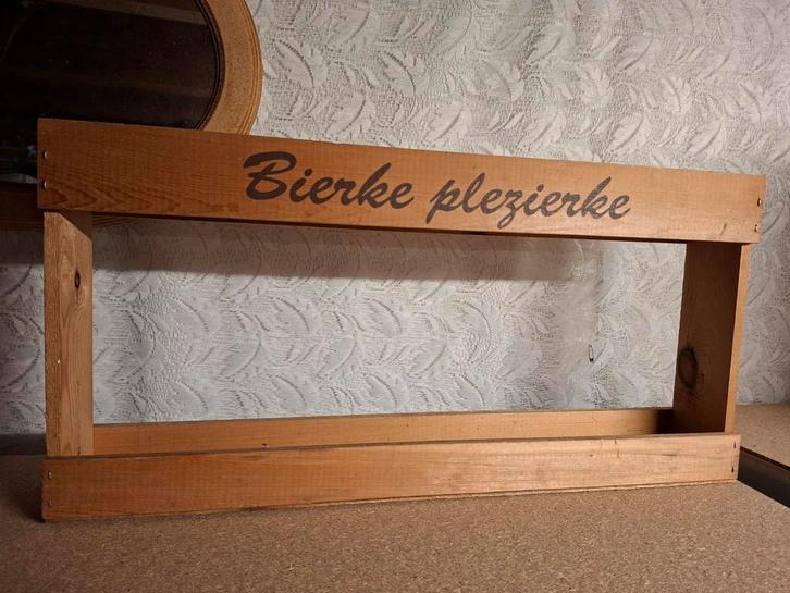 Houten Bierrek 'Bierke plezierke', Huis en Inrichting, Woonaccessoires | Wijnrekken, Gebruikt, Minder dan 50 cm, Hout, 5 tot 15 flessen