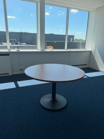 Kleine ronde zit tafel  beschikbaar voor biedingen