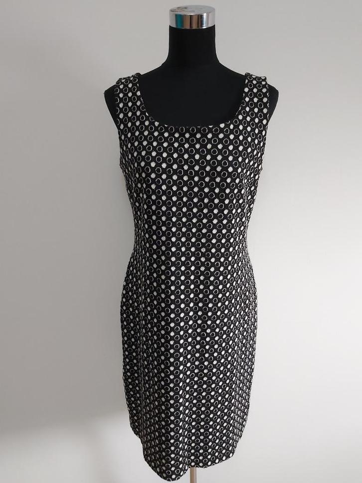 J94 - Zwart-witte Angelle Milan winterjurk maat L (1), Kleding | Dames, Jurken, Zo goed als nieuw, Maat 38/40 (M), Zwart, Onder de knie