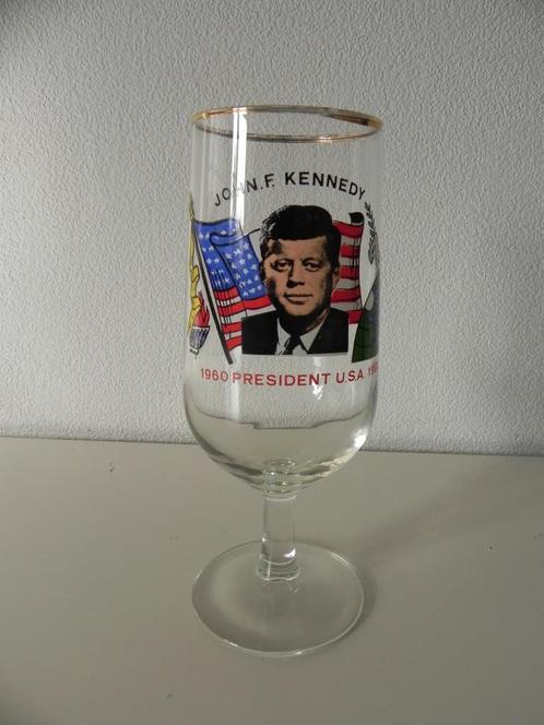 John F. Kennedy memorial bierglas op voet vintage, Verzamelen, Glas en Borrelglaasjes, Zo goed als nieuw, Bierglas, Ophalen
