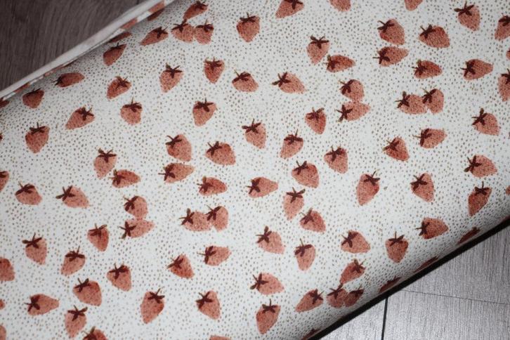 Family Fabrics Tricot katoen stof - Aardbeien #3071, Hobby en Vrije tijd, Stoffen en Lappen, Nieuw, Katoen, 120 cm of meer, 200 cm of meer