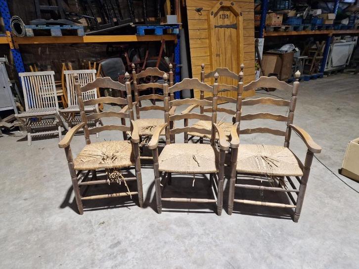 5 stuks grote houten stoelen met rieten zitting €7,50 pst, Antiek en Kunst, Antiek | Meubels | Stoelen en Banken, Ophalen