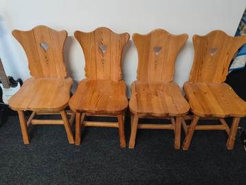 4 massieve grenen stoelen beschikbaar voor biedingen