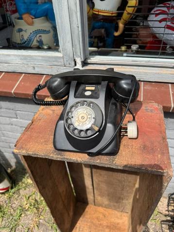 Oude PTT telefoon bakeliet beschikbaar voor biedingen