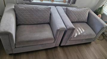 2 grijze love seats van Urban sofa  beschikbaar voor biedingen