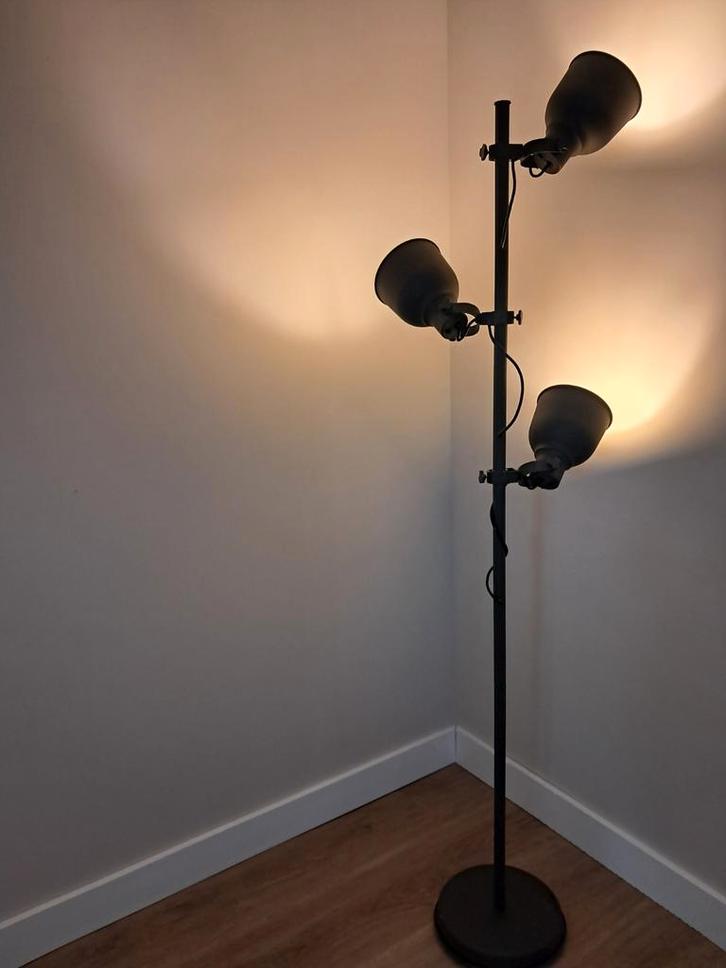 Ikea Hektar vloerlamp - Grijs - 3 spots incl lichtbron, Huis en Inrichting, Lampen | Vloerlampen, Gebruikt, 150 tot 200 cm, Metaal