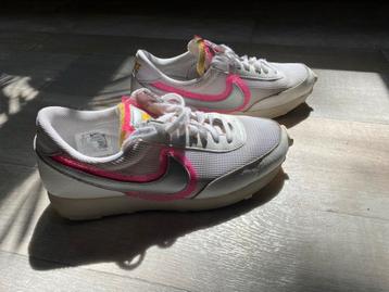 Nike roze wit sneakers maat 39 beschikbaar voor biedingen