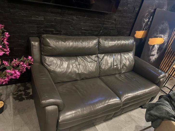 Elektrische 2-zits relaxbank – Donkergrijs leer., Huis en Inrichting, Banken | Bankstellen, Gebruikt, Rechte bank, Tweepersoons