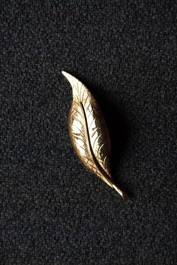 Gold plated broche, blad + steel verbeeldend. Nieuw. beschikbaar voor biedingen