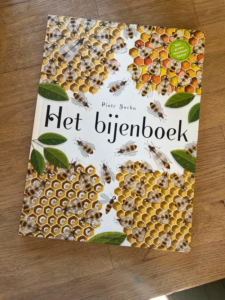 Het Bijenboek - Piotr Socha, Boeken, Natuur, Zo goed als nieuw, Natuur algemeen, Ophalen of Verzenden