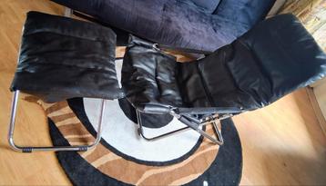Relaxfauteuil skai zwart + voetenbank inklapbaar beschikbaar voor biedingen