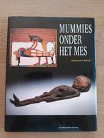 Maarten J Raven - Mummies onder het mes, Ophalen of Verzenden, 20e eeuw of later, Zo goed als nieuw, Europa