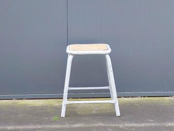 Oude grijze kruk / vintage / staal en hout  / hoogte 44 cm beschikbaar voor biedingen