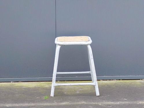 Oude grijze kruk / vintage / staal en hout  / hoogte 44 cm, Huis en Inrichting, Krukjes, Gebruikt, Hout, Ophalen of Verzenden