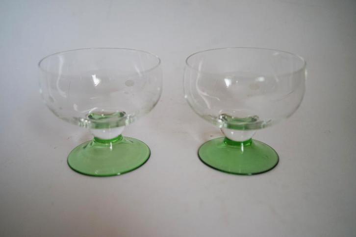Geslepen olijf 2x dessert glas sorbet amuse coupe groen, Huis en Inrichting, Keuken | Servies, Zo goed als nieuw, Glas of Glazen