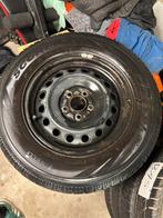 Pirelli winterbanden op stalen velg - 215/70R16, Ophalen, 16 inch, Banden en Velgen, Winterbanden