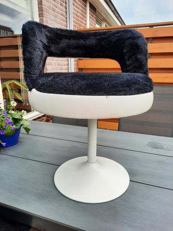 Vintage design krukje met lage leuning beschikbaar voor biedingen