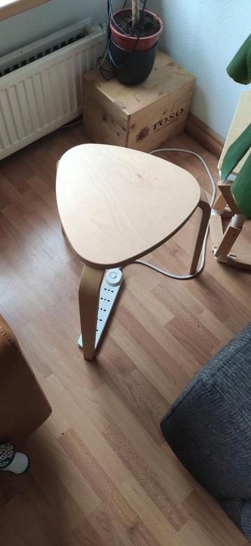 Houten krukje beschikbaar voor biedingen