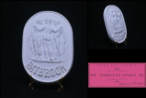Badkamer “Bathroom” plaquette drie Gratiën - K1MON-1, Antiek en Kunst, Curiosa en Brocante, Ophalen of Verzenden