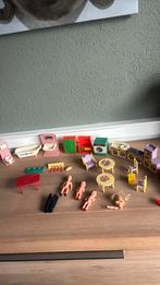 Vintage plastic poppenhuis meubeltjes en ari poppetjes, Ophalen of Verzenden, Gebruikt, Toebehoren