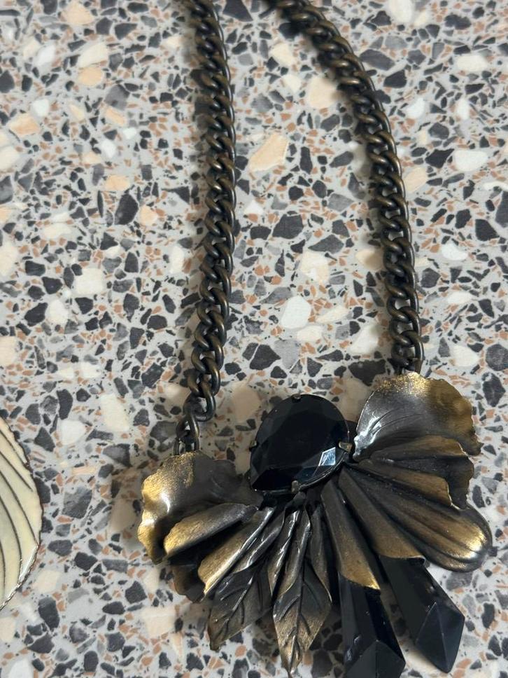 Zwarte ketting met hanger, Sieraden, Tassen en Uiterlijk, Kettingen, Gebruikt, Overige materialen, Zwart, Met hanger, Ophalen of Verzenden