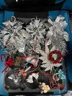 Vintage kerstdecoratie deurhanger broche klokjes rode besjes, Diversen, Kerst, Ophalen of Verzenden, Gebruikt