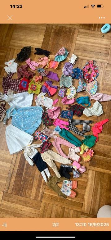Verzameling vintage barbie/Ken kleertjes beschikbaar voor biedingen