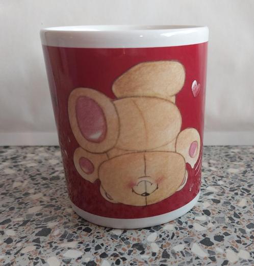 Beker Mok Forever Friends Rood met oor, Huis en Inrichting, Keuken | Servies, Zo goed als nieuw, Kop(pen) en/of Schotel(s), Overige stijlen