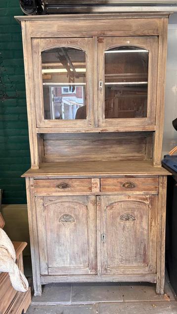 Antieke kast beschikbaar voor biedingen