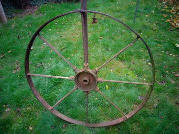 Groot ijzeren wiel van spoor of stoom beschikbaar voor biedingen