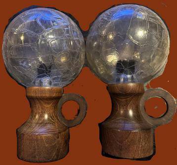2 stuks vintage tafellampen seventies houten voet + bolglas  beschikbaar voor biedingen