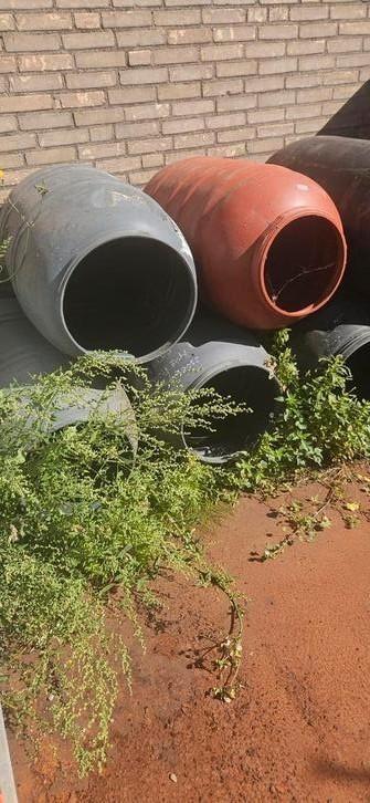 Tonnen zonder deksel, inhoud: 220 Liter. beschikbaar voor biedingen