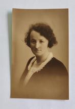 Oude foto van jonge vrouw Fotograaf Klinkert Alkmaar 1930, Ophalen of Verzenden, Voor 1940, Zo goed als nieuw, Foto