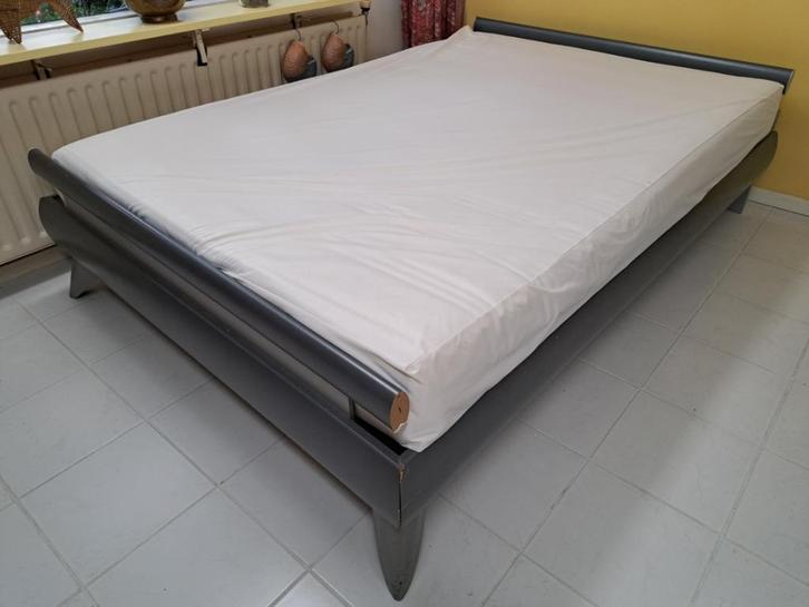 2-persoons ledikant. Kleur grijs, Huis en Inrichting, Slaapkamer | Matrassen en Bedbodems, Gebruikt, Matras, 140 cm, 210 cm, Tweepersoons