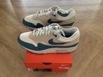 Nike Air Max 1 Essentials Soft Pearl Smokey Blue, Kleding | Heren, Schoenen, Nike, Nieuw, Sneakers of Gympen, Verzenden