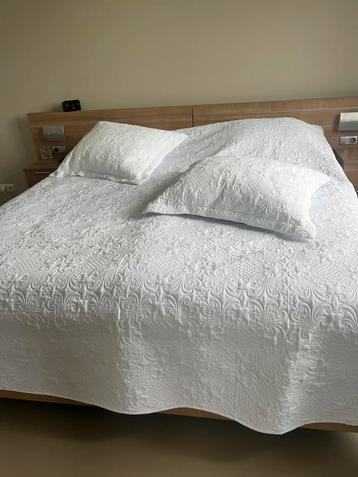 Bedsprei wit incl. 2 hoofdkussens beschikbaar voor biedingen