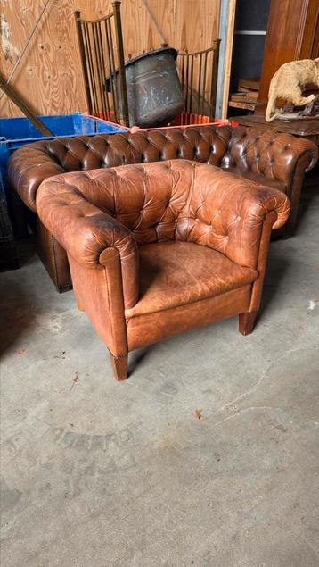 Antieke leren chesterfield stoel beschikbaar voor biedingen