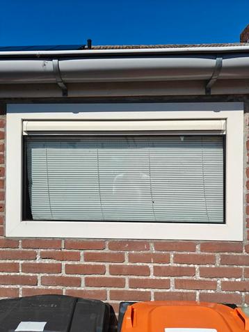Wit kunststof kozijn met raam  beschikbaar voor biedingen