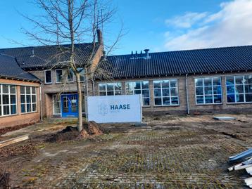 Circa 10.000 Ovh van Oordt dakpannen, zwart satinet/glazura beschikbaar voor biedingen