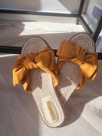 Slippers strik maat 39, Geel, Zo goed als nieuw, Bershka, Ophalen of Verzenden