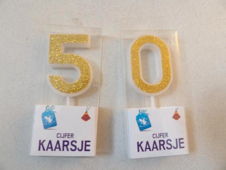 NIEUW 2 gouden glitter kaarsen op steker cijfers 50, Hobby en Vrije tijd, Feestartikelen, Nieuw, Versiering, Verjaardag, Ophalen of Verzenden
