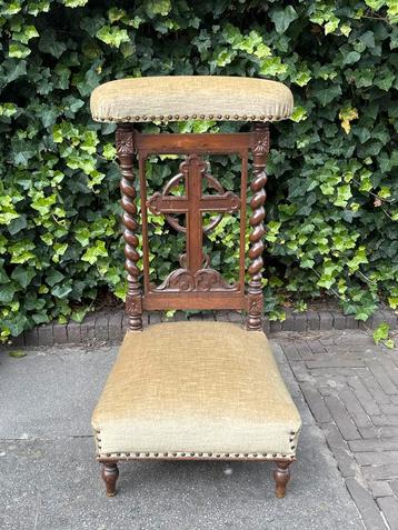 Bidstoel met groene fluwelen bekleding beschikbaar voor biedingen