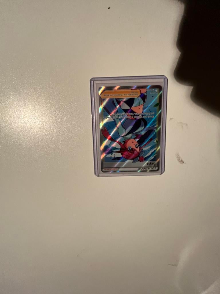 Skyla Trainer Pokémonkaart - Zeldzaam!, Ophalen of Verzenden, Zo goed als nieuw, Losse kaart, Foil