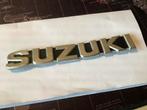 Suzuki NOS tank Embleem, metaal. 17 x 2,5 cm, Verzamelen, Merken en Reclamevoorwerpen, Ophalen of Verzenden, Gebruikt, Reclamebord