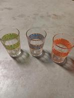 Partij glaasjes, 3 kleuren, +/_ 60 stuks., Ophalen, Zo goed als nieuw, Borrel- of Shotglas