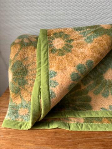 Retro Groen Vintage Acryl Woondeken met Bloem Patroon beschikbaar voor biedingen