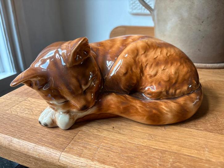 Giebel Vintage Keramiek Slapende Kat Beeldje, Antiek en Kunst, Antiek | Woonaccessoires, Ophalen of Verzenden